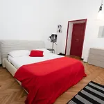 Pop House - Spacious Flat Next To Cathedral & Διαμέρισμα